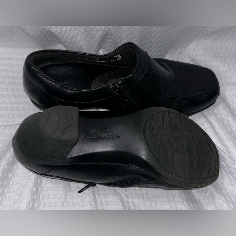 Clarks Black Leather Heeled Loafers or Booties Womens Size 9 - Picture 3 of 4
